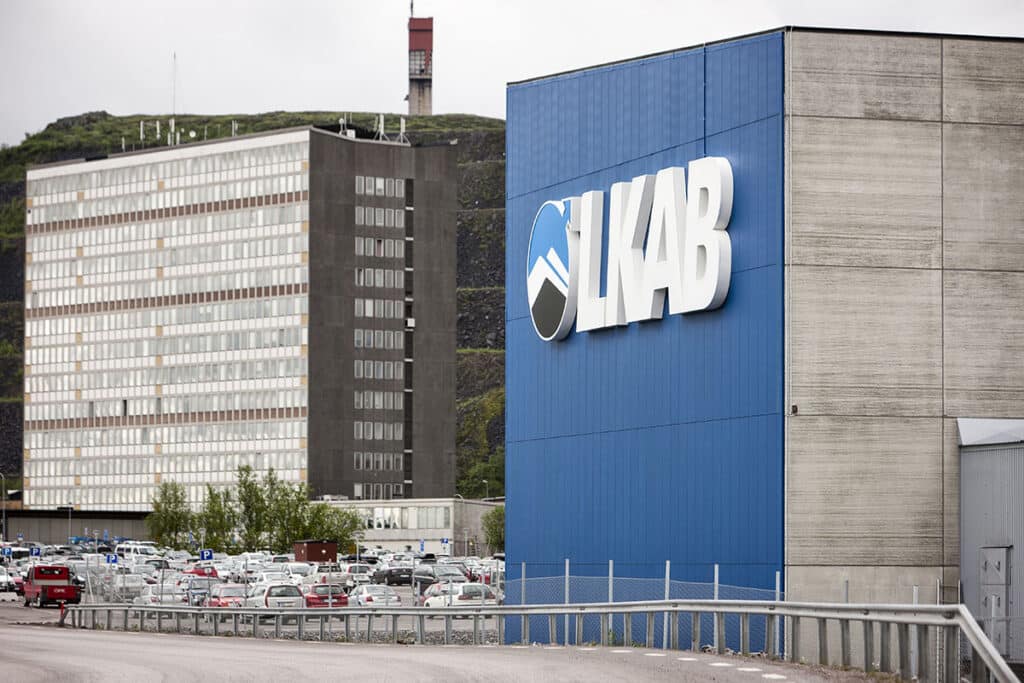 LKAB:s logotyp är monterad på nya fläkthuset i Kiruna